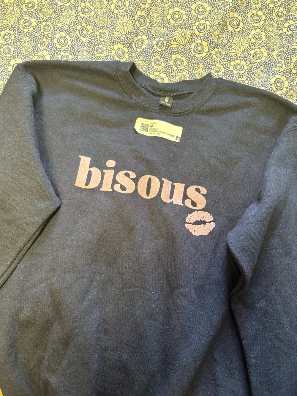 Gildan Black Sweatshirt with Gold 'bisous' Text and Lip Print